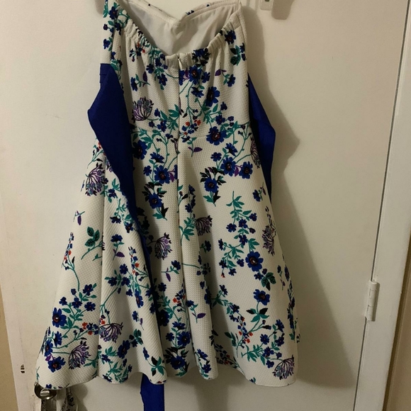 Dress - Picture 3 of 4